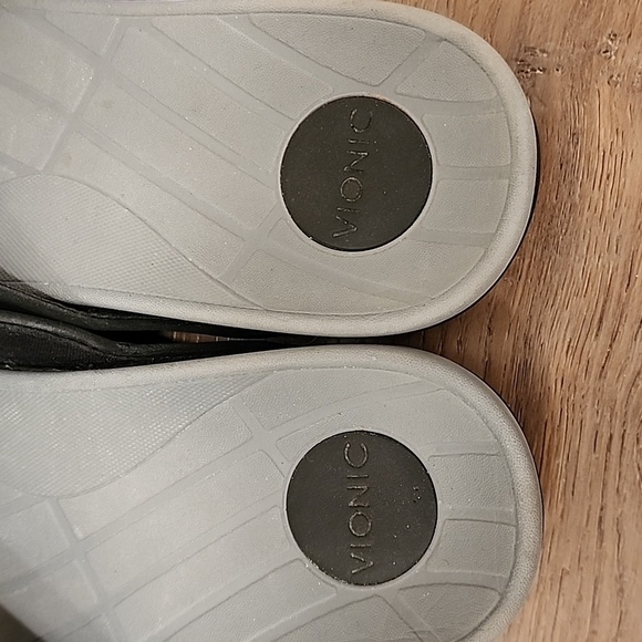 Vionic Men's Flip Flops Black, Gray and Silver size 10 - Picture 4 of 11